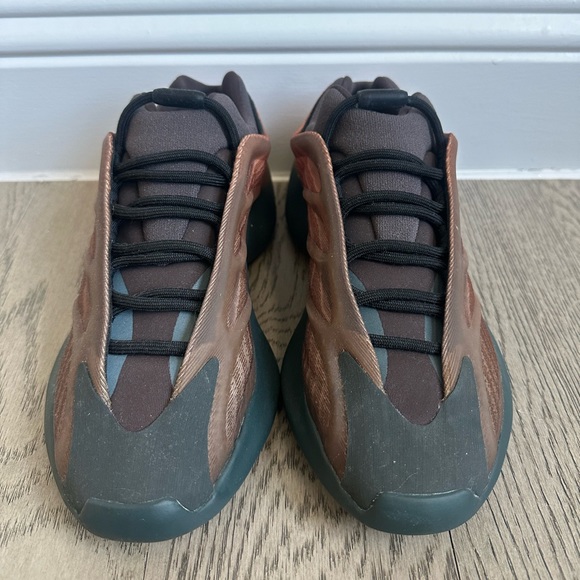 YEEZY 700 v3 “copper fade” - Picture 2 of 4